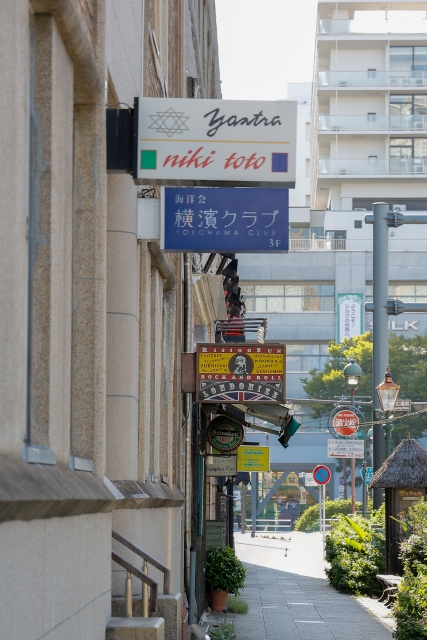 突き出し看板が並ぶ通り